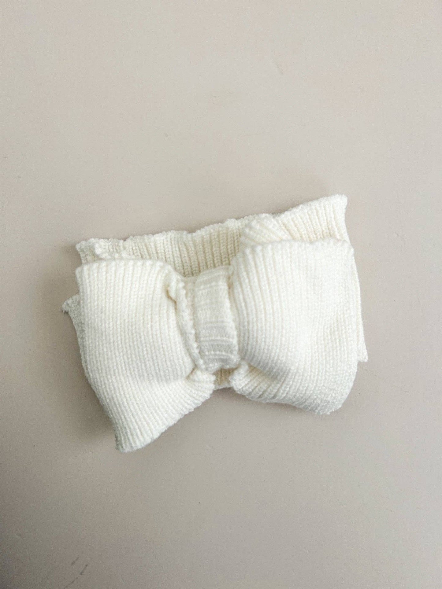 Petite + Co - RIBBED KNIT OVERSIZED BOW - WHITE